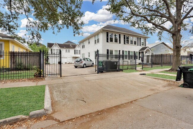 Building Photo - 1133 W Clay St