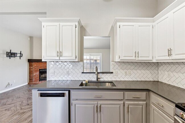 Building Photo - 824 Hunter Pl