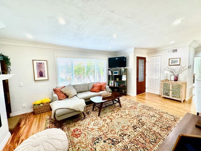 Building Photo - 10216 Empress Ave