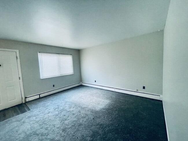Building Photo - Cozy 3 Bedroom Ranch located on a quiet Wa...