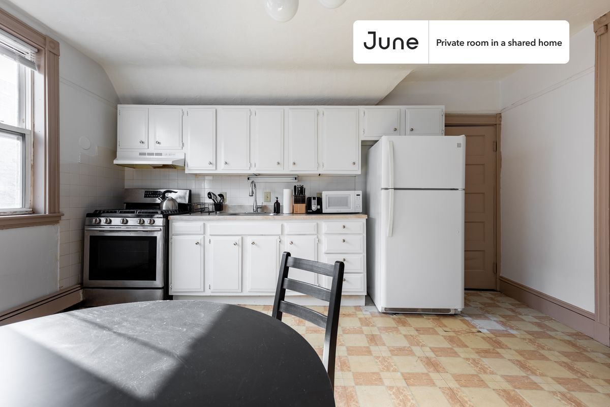 Building Photo - Private bedroom in 3 bed/1 bath Home