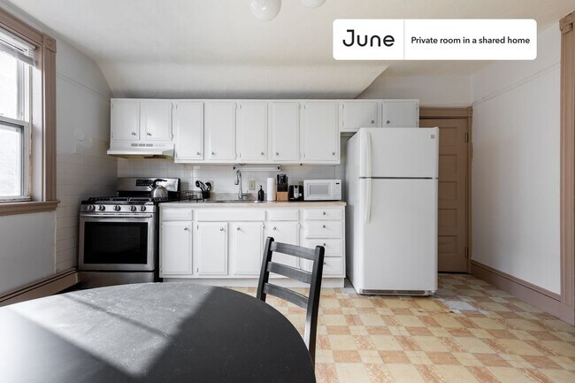 Building Photo - Private bedroom in 3 bed/1 bath Home