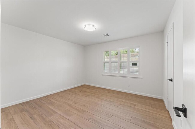 Building Photo - 322 N Wilcrest Dr
