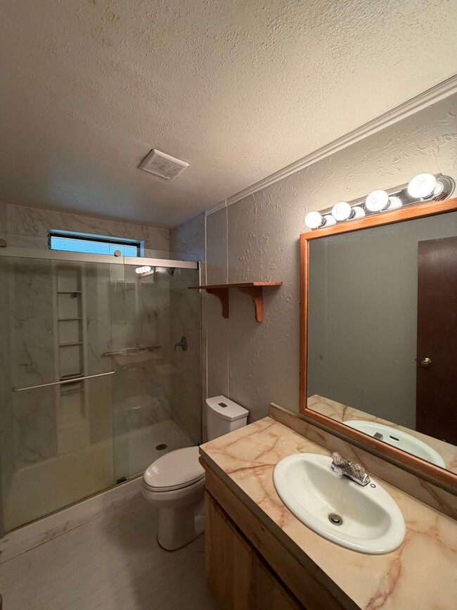 Building Photo - 3 Bedroom with a View!