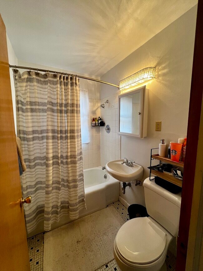 Building Photo - 5315 4 Unit