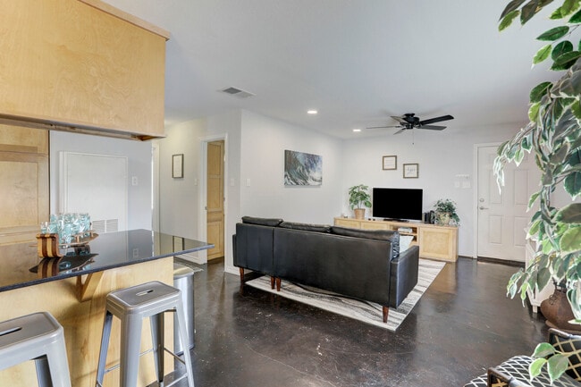 Building Photo - 2450 Ashdale Dr