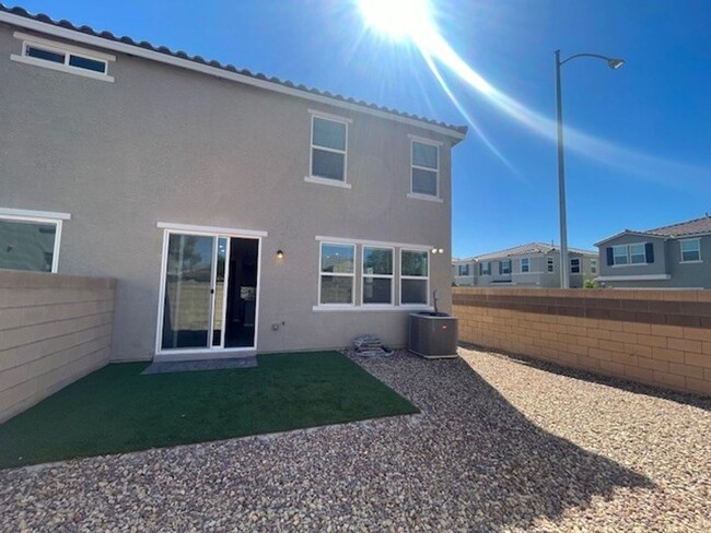 Building Photo - Gorgeous 2 Story Townhome Ready in Gated C...