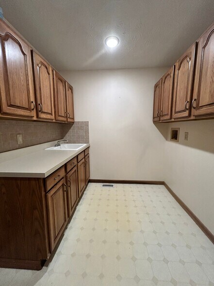 Building Photo - 840 Westlake Dr