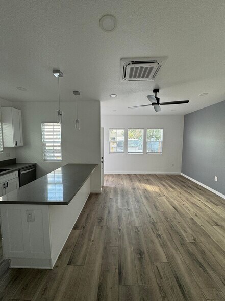 Building Photo - 612 S Van Ness Ave
