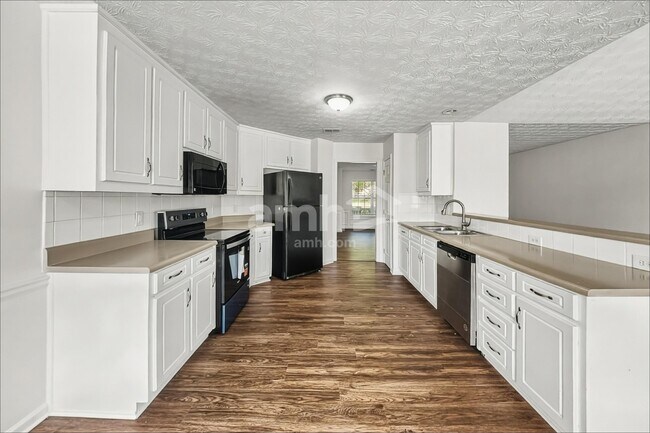 Building Photo - 282 Rockingham Dr