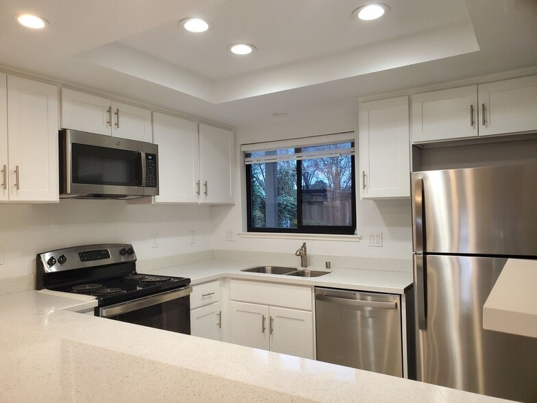 Building Photo - 1001 Villa Maria Ct