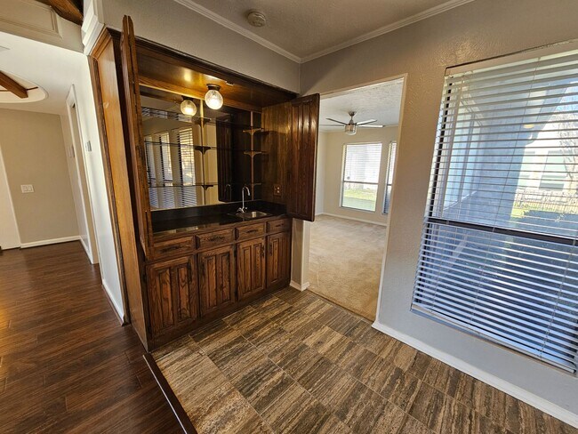 Building Photo - AVAILABLE NOW!