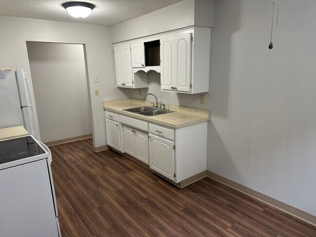 Building Photo - 1 bedroom 1 Bathroom Lower of Level Duplex...