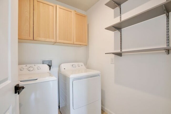 Building Photo - Effortless Living in a Modern 3-Bed Home w...