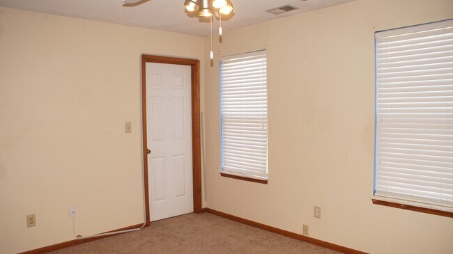 Building Photo - 1221 Clearwater Ln