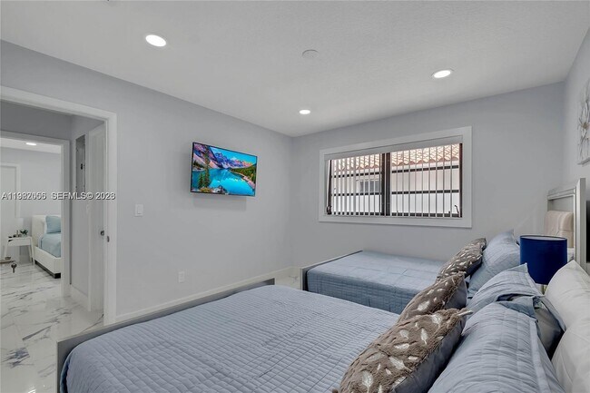 Building Photo - 895 W 39th Pl