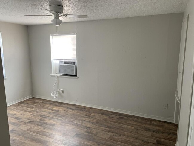 Building Photo - 3633 Mistletoe Ave