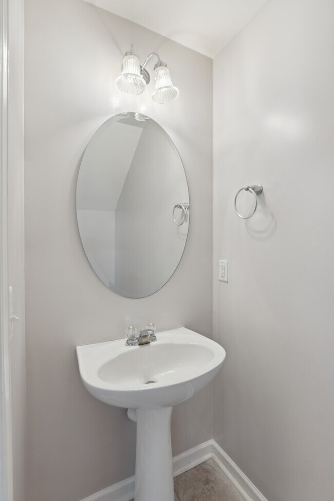 Building Photo - 708 Vernon Ave