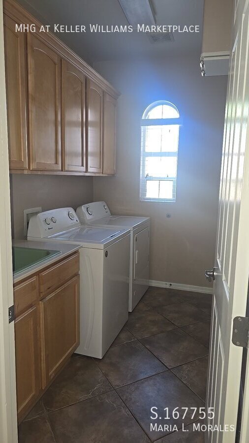 Building Photo - 2825 Barrow Downs St