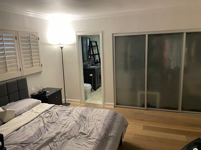 Building Photo - 7560 Hollywood Blvd