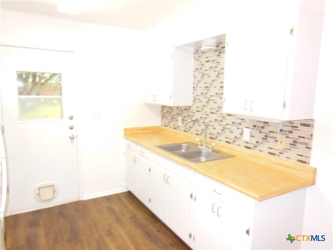 Building Photo - 1022 Clover Cir