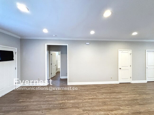 Building Photo - 3-Bedroom, 2-Bathroom Home in a Convenient...