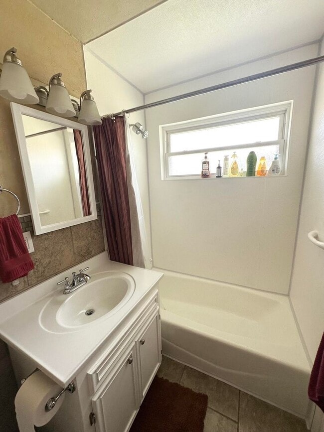 Building Photo - 3 Bed 1.5 Bath Ready to Rent!