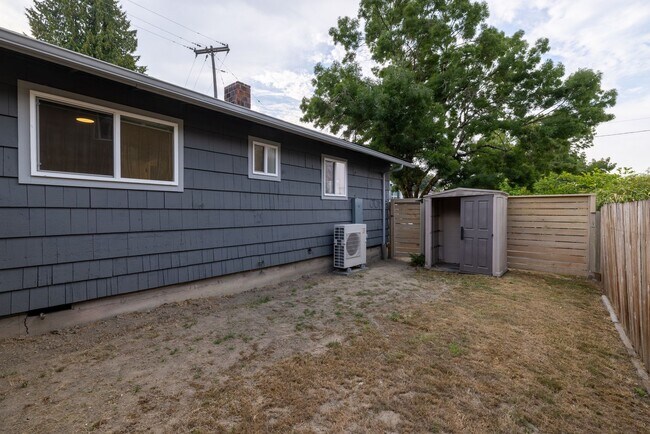 Building Photo - 723 29th Ave S
