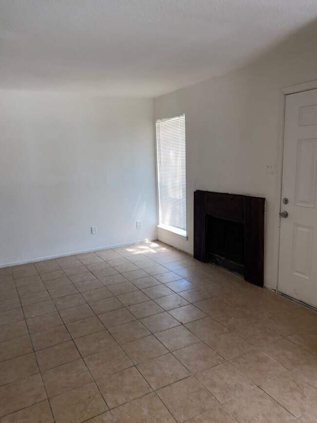 Building Photo - 1 bed 1.5 bath Apply now! $200 Move in Spe...