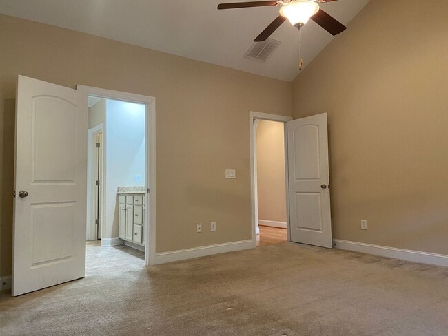 Building Photo - 3 Bedroom, 2 Bathroom One Level Townhome i...