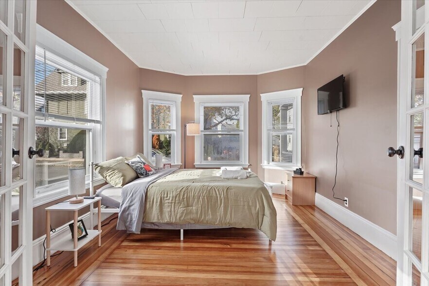 Building Photo - 9 Wilshire St