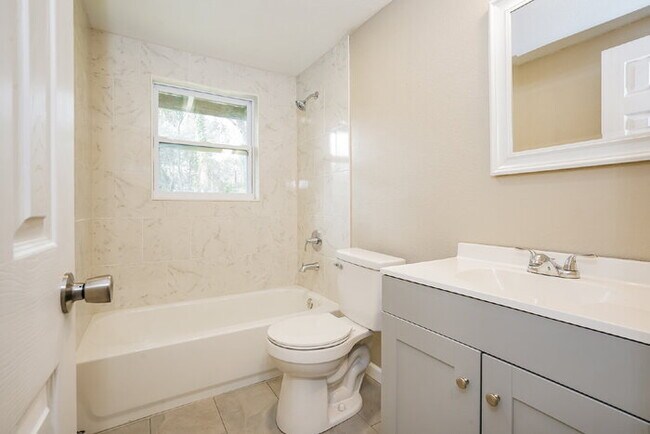 Building Photo - "Charming 3-Bed Sanctuary with Scenic Views in Floral City - 1608 Sq Ft of Comfort!"