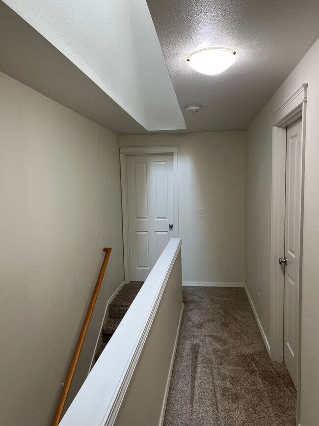 Building Photo - Two Bedroom Townhouse in South Salem with ...