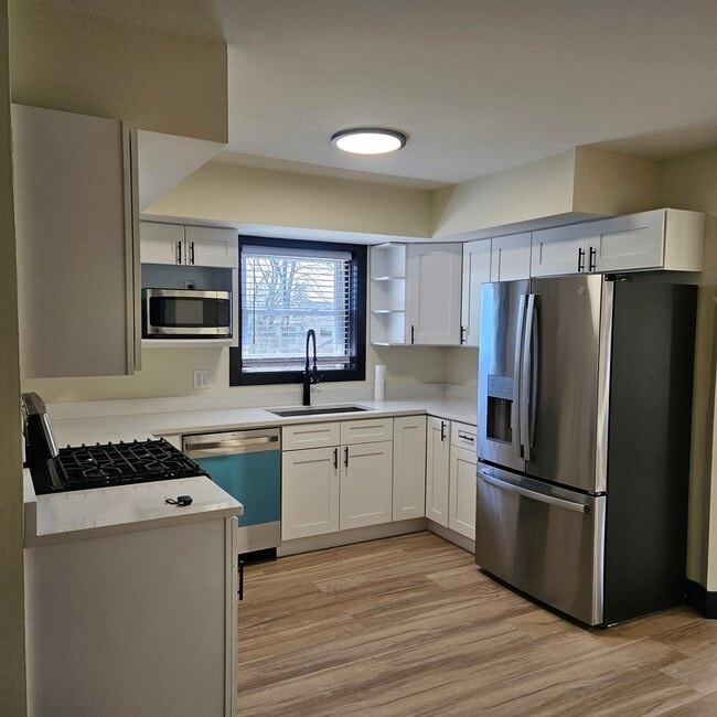 Building Photo - 1115 E Algonquin Rd