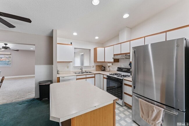 Building Photo - Rare 2016 sf home | 4 bedrooms w/ 2 primary suites and 3 bathrooms