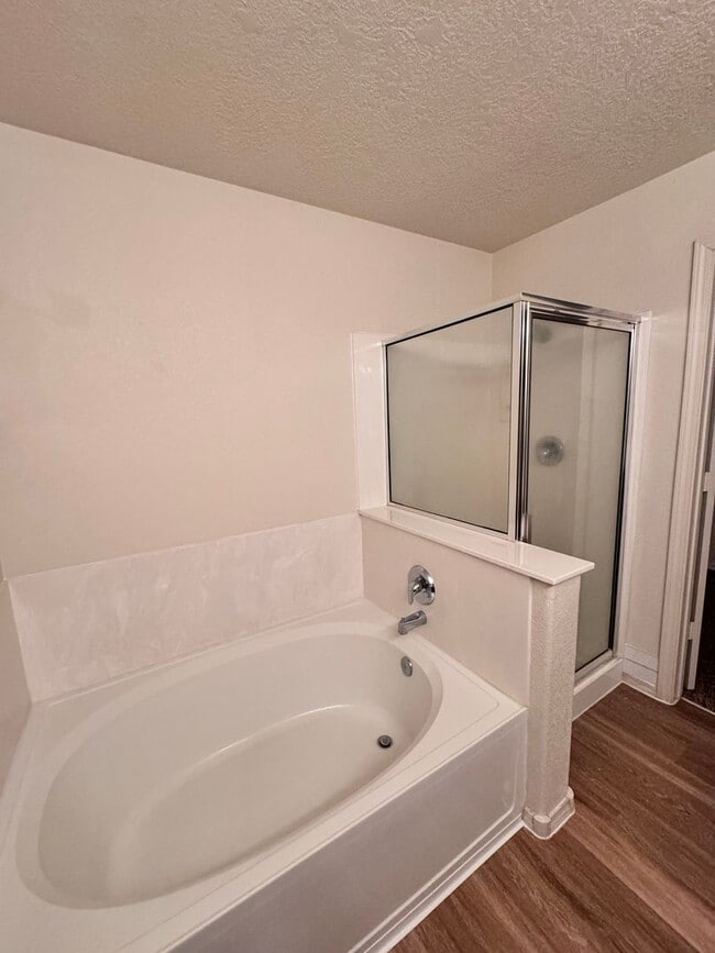 Building Photo - 3 bed 2 bath 2300 sq ft home-New Carpet