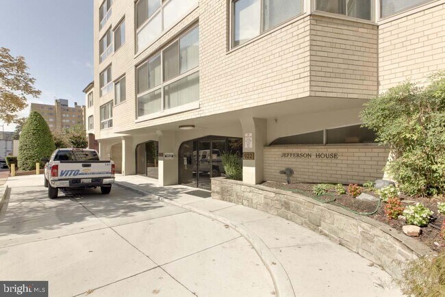 Building Photo - 922 24th St NW
