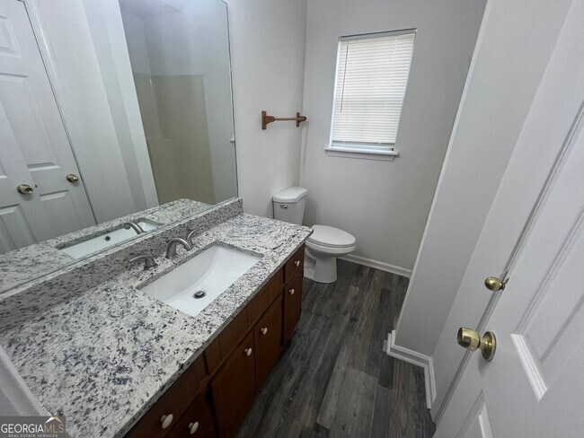 Building Photo - 545 E Country Woods Dr