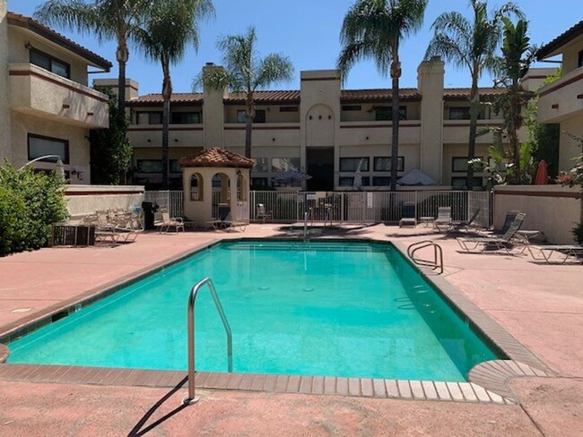 Building Photo - Freshly prepped 4BR w/garage, pool, spa + ...