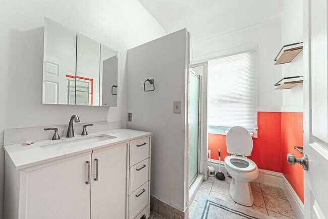 Building Photo - Victorian Home Downtown! 6 - Month Leases ...