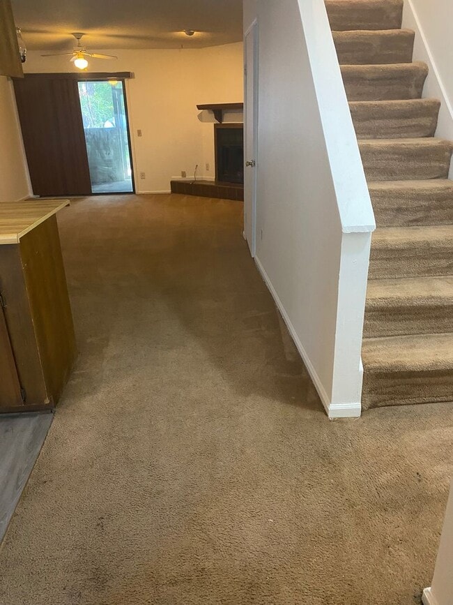 Building Photo - Cozy 2-Bedroom Townhome: Affordable Comfor...