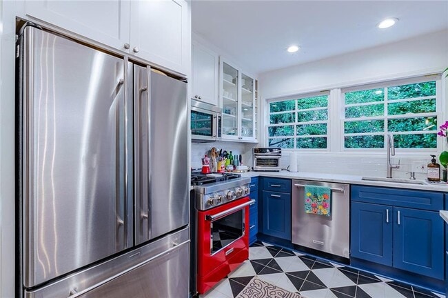 Building Photo - 4006 N Stratford Rd NE