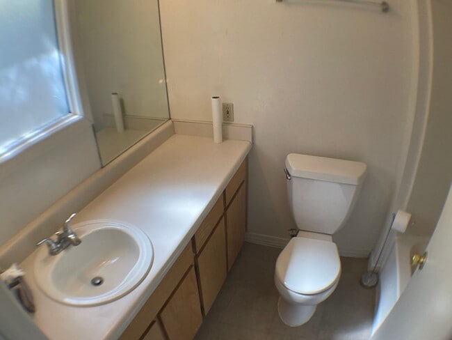 Building Photo - Delightful 2 bedroom 1 bathroom home in Sunnsyside!
