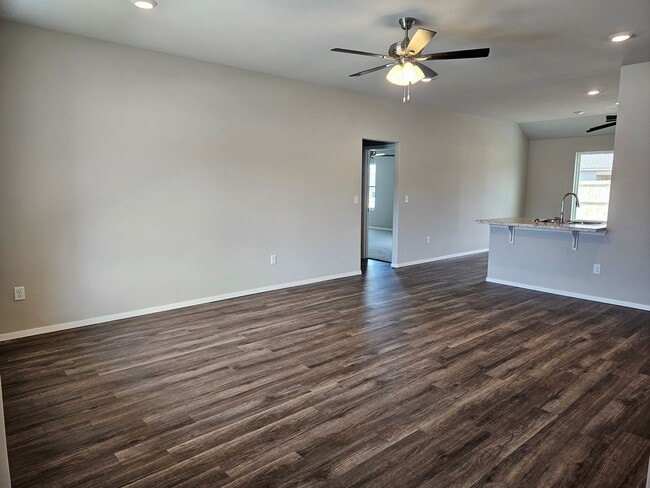 Building Photo - PRE-LEASING FOR AUG 10 MOVE-IN - Newer 4 bedroom / 2 bathroom home!