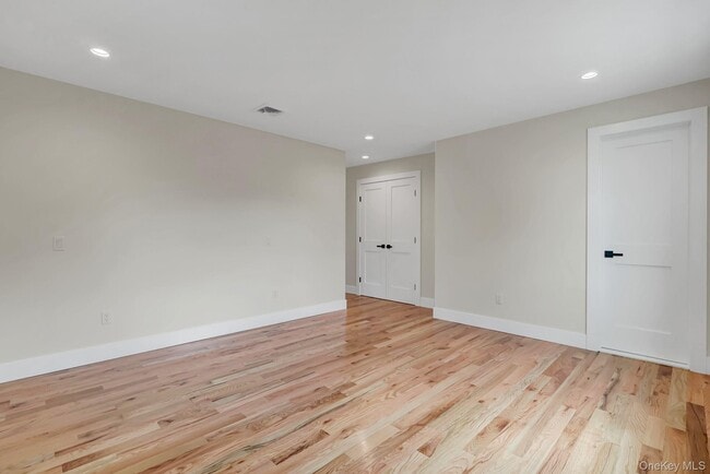 Building Photo - 25 Sunnybrook Dr E