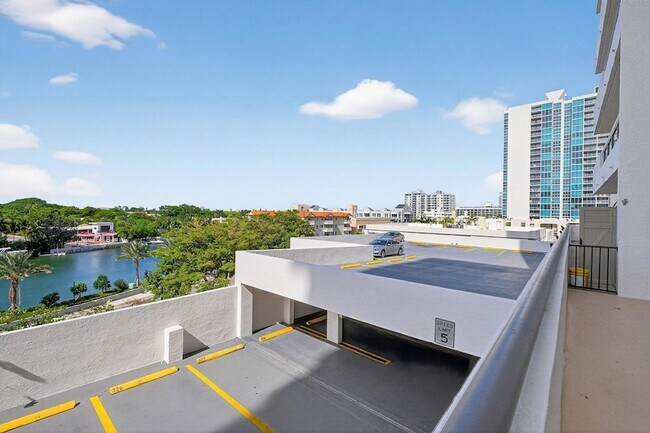 Building Photo - 2555 Collins Ave