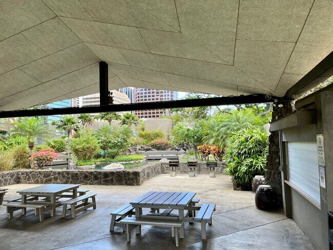 Building Photo - Kukui Plaza: Renovated 1 Bed, 1 Bath Condo...