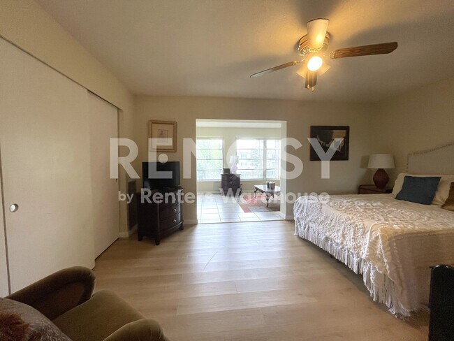 Building Photo - 2042 Australia Way W