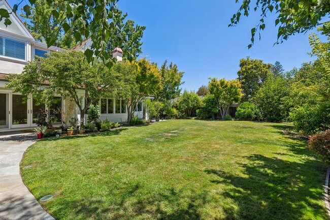 Building Photo - Beautiful, Old-World-style Home in the Heart of Central Menlo Park