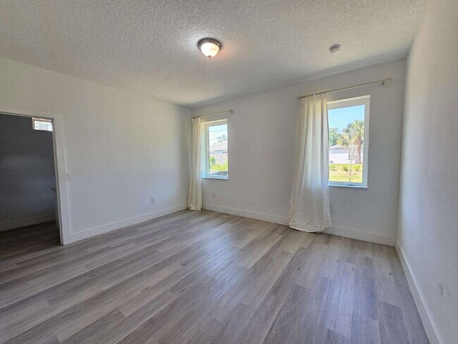 Building Photo - Private Master Bedroom and Bathroom available in a Large, Modern Home. The Master Bedroom feature...